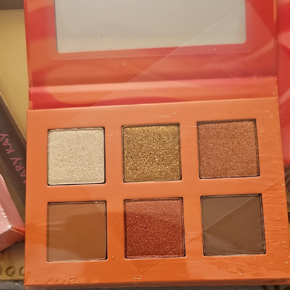 Eyeshadow Palette with Gold and Brown Shades Bundle With 2 Lippies Gift Tray